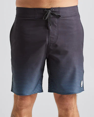 THE MAD HUEYS - FOAMING SHARK BOARDSHORT 19" BLACK